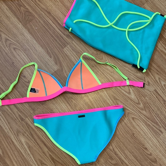 Size small triangl bikini with a matching bag - Picture 2 of 5